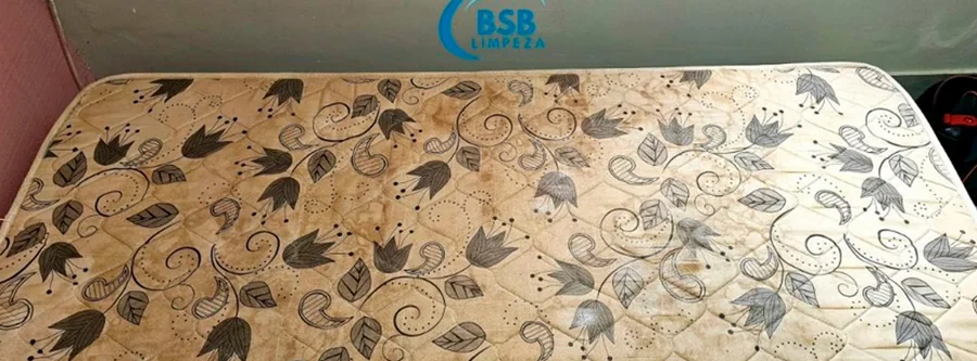 Colchão com tecido estampado — antes da higienização