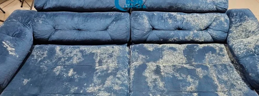 Sofá retrátil de tecido azul — antes da higienização