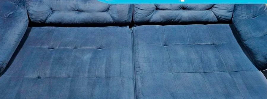 Sofá retrátil de tecido azul — depois da higienização